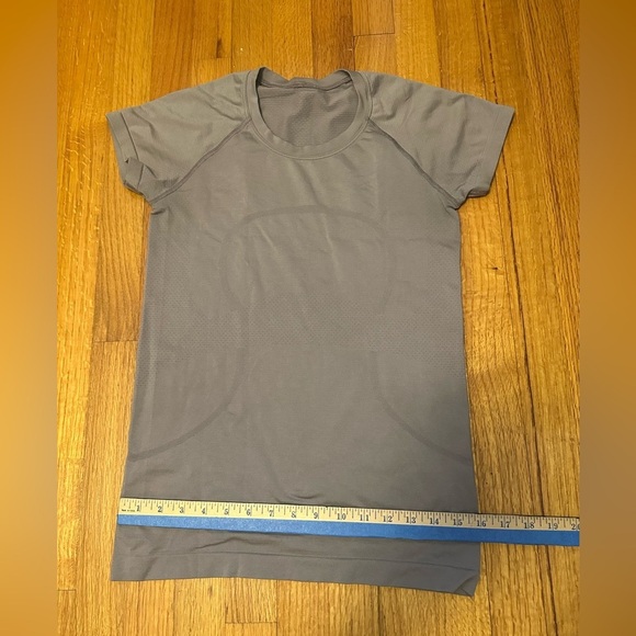 Lululemon Swiftly Tech Short-Sleeve Shirt
Hip Length unsure of size (f6 - Picture 8 of 8